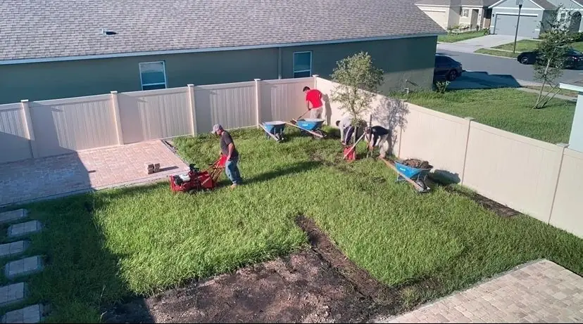 Nuestro equipo preparando el terreno de un patio antes de la instalación
